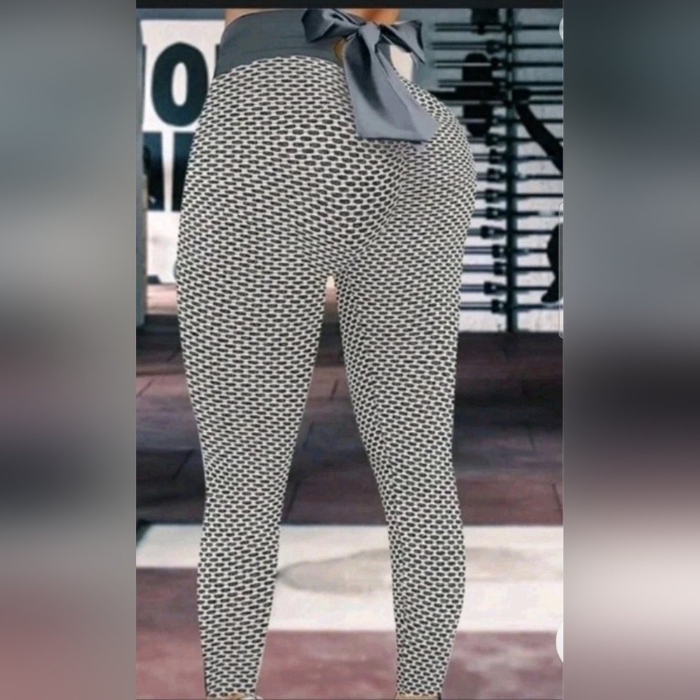 Chic Black and White Geometric Leggings